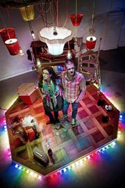 Im blinkenden Licht farbiger Lampen: Mira Tschaeni und Michael Husmann in der Kunsthalle Luzern. (Bild Pius Amrein)