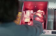 Medikamente können in der Schweiz auch nach Hause versandt werden – die Preise bleiben aber hoch. (Bild: Gaetan Bally/Keystone (Frauenfeld, 17. November 2016))