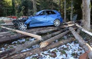 ... und kam auf Baumstämmen zum Stillstand. (Bild: Luzerner Polizei (Entlebuch, 22. November 2017))