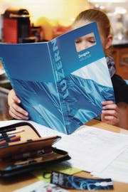 Eine Schülerin studiert ihre Semesternoten. (Bild: Philipp Schmidli (Luzern, 2. Juli 2012))