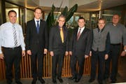 Vertragsunterzeichnung am Montag zwischen der Zentralbahn und der vbl (von links): Ivan Buck, Leiter Marketing Zentralbahn, Renato Fasciati, Geschäftsführer Zentralbahn, Norbert Schmassmann, Direktor vbl, Beat Nater, Betriebsleiter vbl, Gerhard Züger, Leiter Produktion Zentralbahn und Gert Pfister, Produktmanager Matt Bus Hergiswil. (Bild: PD)