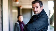 Stefan Gubser als Tatort-Komissar Reto Flückiger sucht am Zurich Film Festival nach neuen Tatort-Statisten. (Bild: SRF)