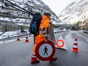 Können wieder weg: Die Sperrschilder auf der Gotthard-Passstrasse in der Schöllenenschlucht. (Bild: KEYSTONE/ALEXANDRA WEY)