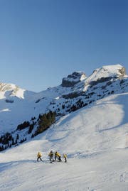 Schoenstes Winterwetter ueber dem Nebelmeer am 27. Dezember 2006 auf dem Hoch-Ybrig. Eine Gruppe Skifahrer am Rand der Piste. (Neue LZ/Markus Forte) Winter Skifahren Ski Snowboard Berge Tourismus (Bild: Archiv/ LZ)