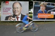 Plakate der beiden Kanzlerkandidaten in Duisburg. Bisher vermochte Steinbrück aber Merkel nicht in Bedrängnis zu bringen. (Bild: Keystone)