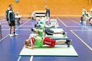 Stellungspflichtige absolvieren im zürcherischen Rüti den so genannten Rumpfkrafttest. (Bild: Keystone)