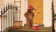 Das kann ja heiter werden: Paddington versucht sich als Fensterputzer. (Bild: Ascot)