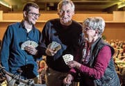 Ihre Trümpfe stachen: Marco Deck (links), Willi Schöpfer und Annemarie Schöpfer bilden das Podest an der 11. Zentralschweizer Jassmeisterschaft in Hochdorf. (Bild: Nadia Schärli (Hochdorf, 3. Dezember 2017))