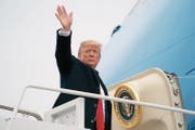 US-Präsident Donald Trump ist die Attraktion des diesjährigen Weltwirtschaftsforums in Davos. (Bild: Andrew Harnik/AP (Andrews Air Force Base, 8. Januar 2018))