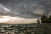 Eine Gewitterfront zieht über den Zugersee. (Bild: Leserbild Daniel Hegglin)
