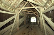 Blick in die einsturzgefährdete Suworow-Brücke. (Bild Bert Schnüriger/Neue SZ)