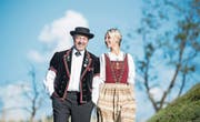 Peter Duss, Mitgründer des Jodlerklubs Doppleschwand, und das jüngste Mitglied Katia Felder. (Bild: Nadia Schärli (Doppleschwand, 6. August 2017))