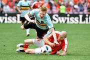 Der Schweizer Verteidiger Philippe Senderos (in Rot-Weiss) stoppt Belgiens 2:1-Torschützen Kevin De Bruyne mit einem Foul. (Bild: Martin Meienberger/Freshfocus (Martin Meienberger))