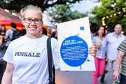 Yaël Hodel verkauft Festival-Pins. (Bild: Neue LZ / Philipp Schmidli)