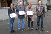 Vertreter der städtischen SVP bei der Übergabe der Initiative «200'000 Franken sind genug».. (Bild: PD)