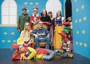 Regisseur Daniel Schwerzmann (Mitte) mit seiner Jugendtheater-Truppe. (Bild: Boris Bürgisser (Kriens, 4. Dezember 2017))