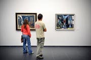 Zwei Besucher sehen sich während der Museumsnacht die Bilder in der Sammlung Rosangart an. (Bild: Pius Amrein / LZ (Luzern, 28. August 2009))