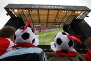 So eine Arena der UBS wie zur Euro 2008 wird es in Zug bei der WM 2010 nicht mehr geben. (Archivbild Christof Borner-Keller/Neue ZZ)