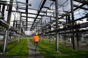 Heute bekommt ein Zuger Haushalt standardmässig Wasserstrom. Das Bild zeigt einen Kontrollgang im Unterwerk Zug der WWZ. (Bild: Stefan Kaiser / Neue ZZ)