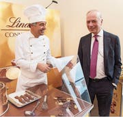 Chocolatier Urs Liechti (links) und Lindt-CEO Dieter Weisskopf. (Bild: Melanie Duchene/Key (Kilchberg, 6. März 2018))
