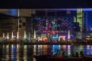 Lichtspektakel an der Fassade des KKL während des Luzerner Fests. (Bild: Dominik Wunderli)