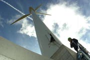 Ein bereits 2004 installiertes Windrad auf dem Gütsch. (Archivbild Sven Aregger/Neue UZ)