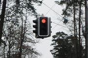 Während der Bauarbeiten auf der Zugerstrasse wird der Verkehr mit Hilfe einer Ampel geführt. (Symbolbild) (Bild: Keystone)