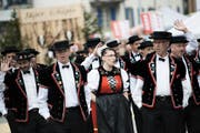 Dieses Jahr fand das Zentralschweizerische Jodlerfest in Schüpfheim statt: hier mit dem Jodlerclub Alpeglöggli Hasle. (Bild Pius Amrein)