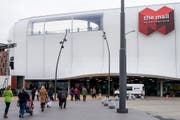 Die Mall of Switzerland wird sehr gut besucht. Doch dies führt zu arg stockendem Verkehr auf den Strassen rund um das Einkaufszentrum. (Bild: Alexandra Wey (Ebikon, 08.11.2017))