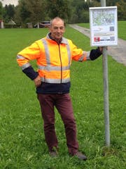 Peter Hugener vom Verein Zuger Wanderwege mit einer der neuen Infotafeln. (Bild: PD)
