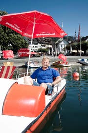 «Ich hatte immer schon eine grosse Affinität zum Wasser»: Marcello Schöpflin, Bootsvermieter am Zuger Landsgemeindeplatz. (Bild Manuela Jans)