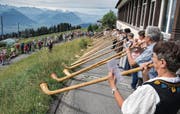 Urchig schön: Alphornbläser beim Hotel Edelweiss auf Rigi Staffel. (Bild: Nadia Schärli (16. Juli 2017))