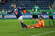 Jubel von FCL-Stürmer Adrian Winter gegen St. Gallen vor ziemlich karger Kulisse. (Bild: Philipp Schmidli)