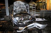 Der noch halb auf den Gleisen stehende, ausgebrannte Unfallwagen. (Bild Pius Amrein/Neue LZ)