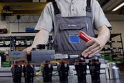 Ein Mitarbeier bei Trumpf in Baar an einer Messmaschine. (Bild: Werner Schelbert / ZZ)