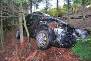 Die Autofahrerin ist mit ihrem Fahrzeug von der Strasse abgekommen und eine Böschung hinunter gefahren. (Bild: Luzerner Polizei)
