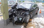 In Dagmersellen fuhr ein Automobilist in einen Pfosten. (Bild: PD/Luzerner Polizei)