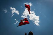 Ein Fahnenschwinger lässt mit seinem Können die Schweiz hochleben. Aufnahme am Appenzeller Schwingfest vom 10. Juli 2016. (Bild: Keystone/Benjamin Manser)