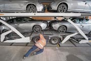 Ein Kontrolleur im Schwerverkehrszentrum in Erstfeld. (Bild: Urs Flüeler/Keystone (20. April 2017))