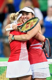 Hingis und Bacsinszky nach ihrem Erstrunden-Sieg gegen die Australierinnen Gavrilova/Stosur. (Bild: Keystone/Laurent Gilliéron)