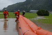 In den Staatsübungen werden Krisensituationen simuliert; zum Beispiel ein Hochwasser. Im Bild zu sehen ein allerdings sehr reales Hochwasser beim Kniribach in Stans. (Bild: Geri Wyss / Neue NZ)