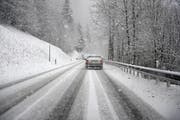 Die schneebedeckte Fahrbahn stellt einige Autofahrer vor Herausforderungen. Im Bild ist die Strasse in Wolfenschiessen, Nidwalden. (Symbolbild Keystone / Urs Flüeler)