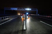 Die 23-jährige Autofahrerin kam auf zwei Spuren zum Stillstand. (Bild: Zuger Polizei)