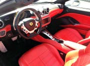 Das typische Ferrari-Rot findet sich im Interieur wieder. (Bild Jürg Weber)