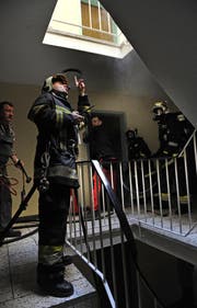 Die Feuerwehr im Treppenhaus. (Bild: Nadia Schärli/Neue LZ)