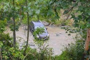 Das Auto der Frau rollte vom Parkplatz in die Biber. (Bild: pd)