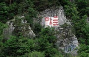 Das jurassische Wappen schmückt den Fels oberhalb von Moutier. (Bild: Jean-Christophe Bott/Keystone (23. Mai 2017))
