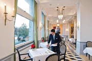 Ein Mitarbeiter deckt die Tische im Frühstücksraum des Hotels Palace. (Bild: Dominik Wunderli (Neue LZ))