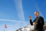 Bundesrat Ueli Maurer sprach gestern auf der Tschentenalp ob Adelboden zu den Medien. (Bild: Keystone/Peter Klaunzer)