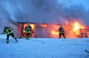 Die Feuerwehr konnte den Scheunenbrand rasch löschen. (Bild: Luzerner Polizei)